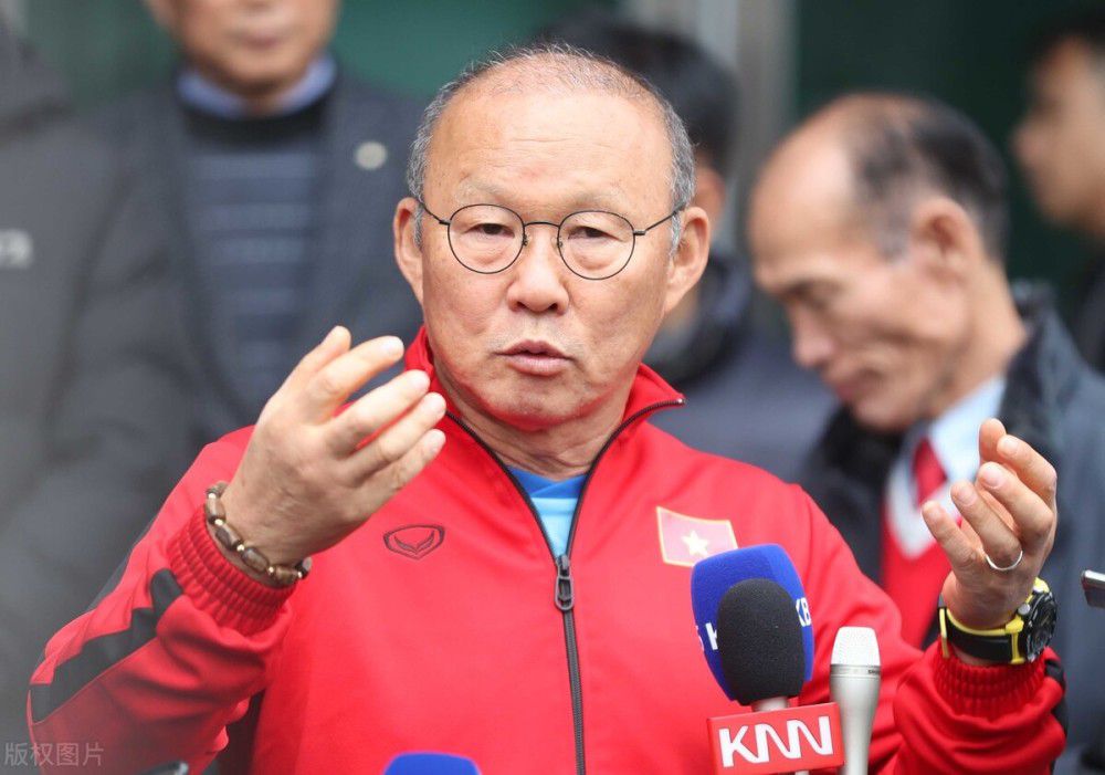 说完，立刻带着他哥哥吴鑫，来不及收拾任何行李，急忙乘坐私人飞机，从苏杭飞往金陵，与他们同行的，还有整个吴家的医师团队。